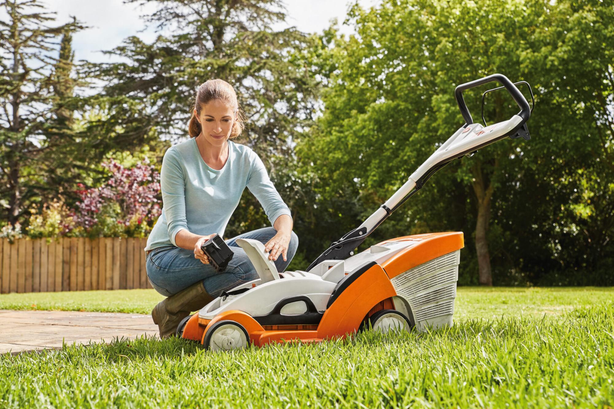 STIHL RMA 239 C Akkumulátoros fűnyíró Szett (AK 20 akkuval és AL 101 töltővel)