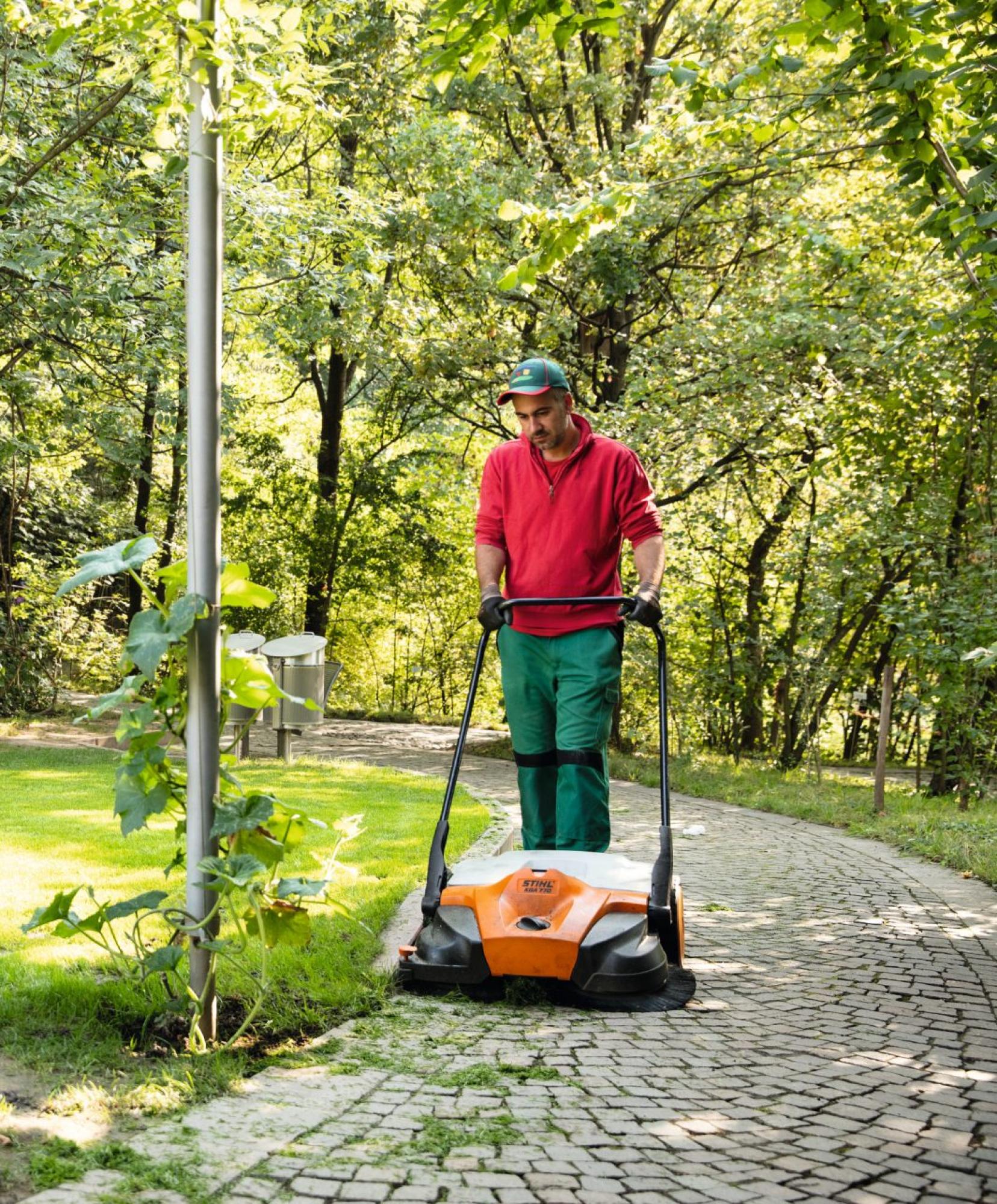 STIHL KGA 770 Akkumulátoros seprőgép (Akkumulátor és töltő nélkül)